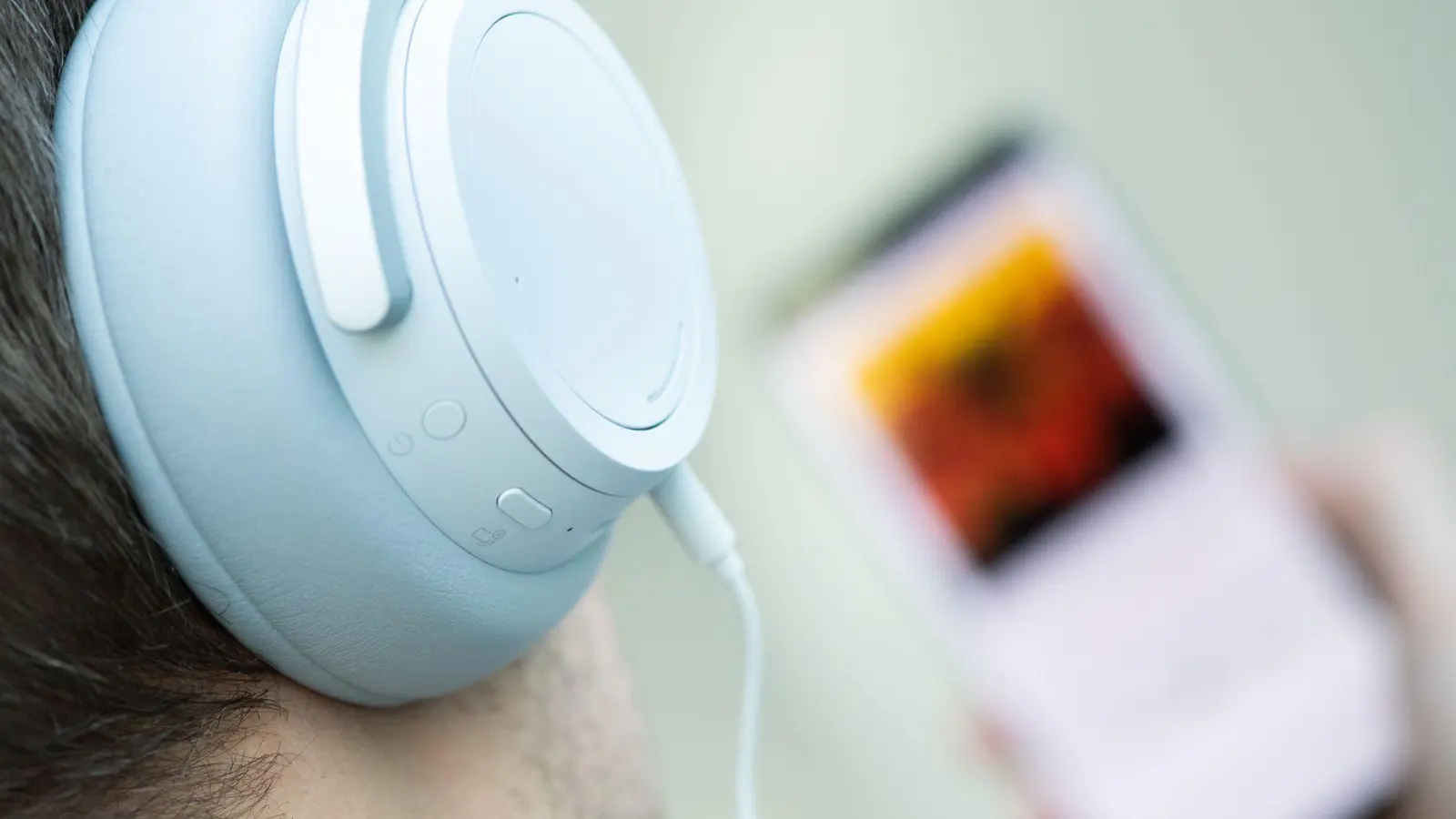 Höre ich da KI-generierte Musik? Diese Frage dürften sich manche Streaming-Hörer künftig häufiger stellen. (Symbolbild) (Foto: Franziska Gabbert/dpa-tmn/dpa)