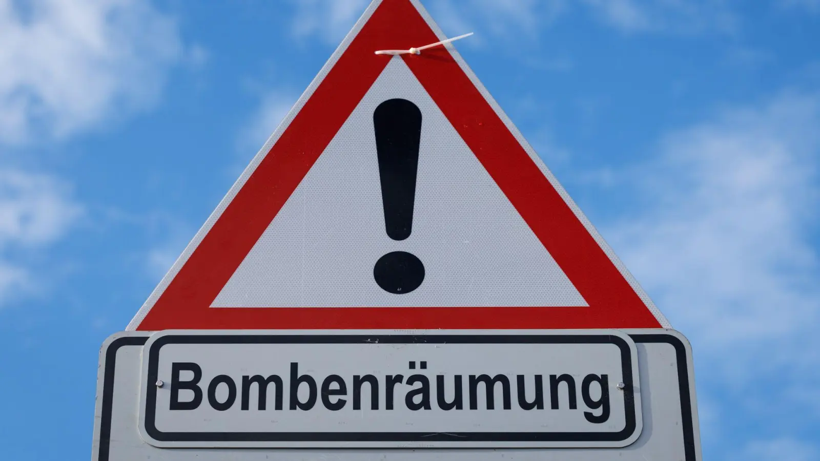 Eine Splitterbombe aus dem Zweiten Weltkrieg soll entschärft werden. (Symbolbild) (Foto: Friso Gentsch/dpa)