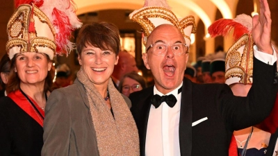 Schauspieler Christoph Maria Herbst kam zusammen mit seiner Frau Gisi zum Ball „Soirée Münchner Leben“. (Foto: Felix Hörhager/dpa)