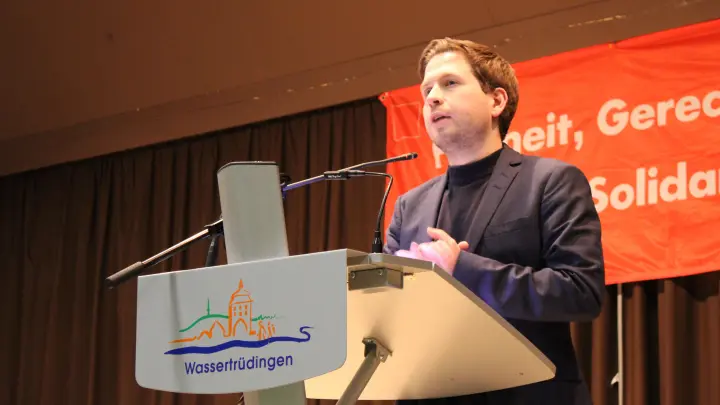SPD-Generalsekretär Kevin Kühnert wetterte beim politischen Aschermittwoch in Wassertrüdingen gegen die Opposition. (Foto: Kristina Schmidl)