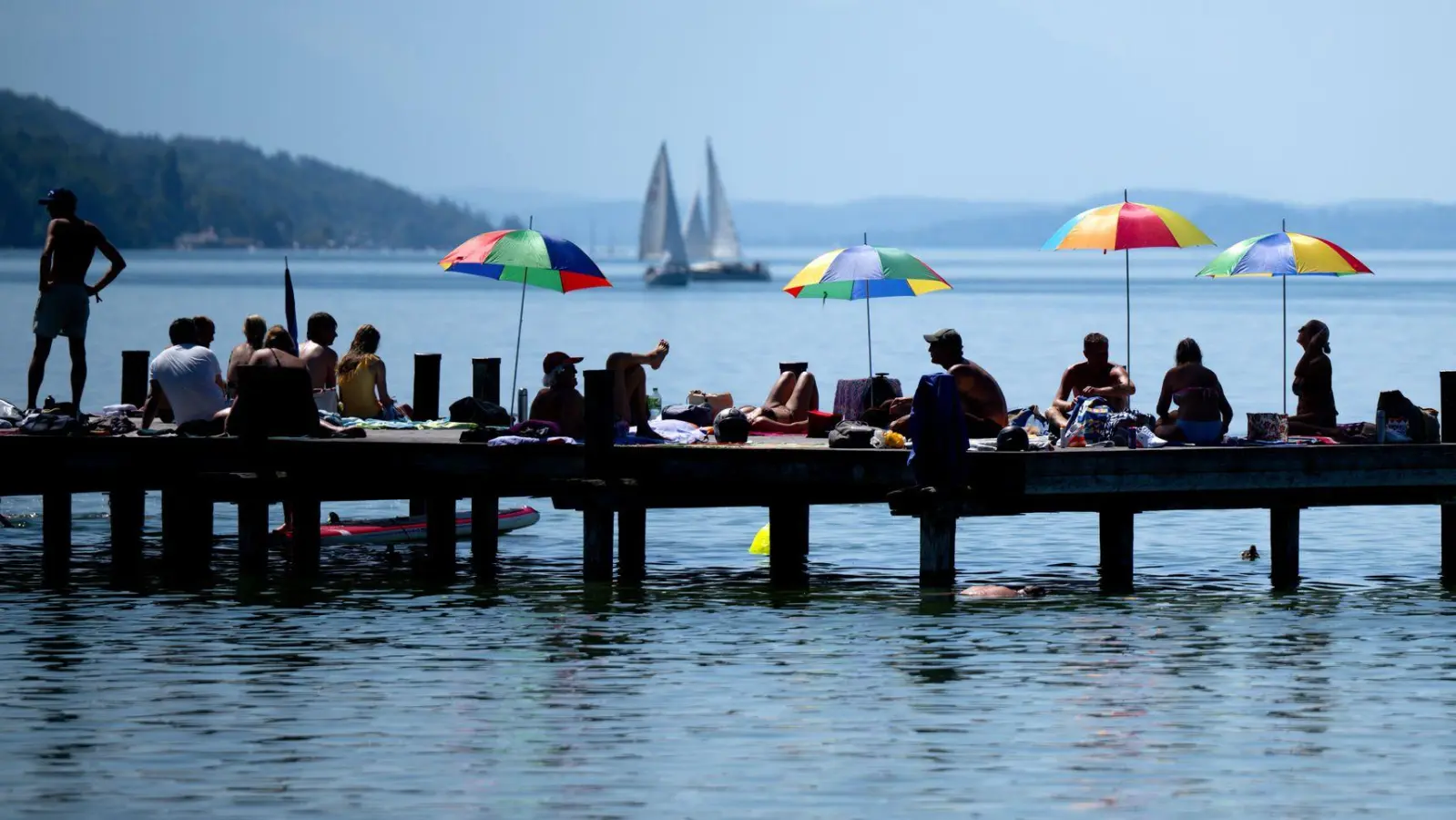 Viele Menschen kühlen sich bei den hohen Temperaturen im See ab. (Symbolbild) (Foto: Sven Hoppe/dpa)