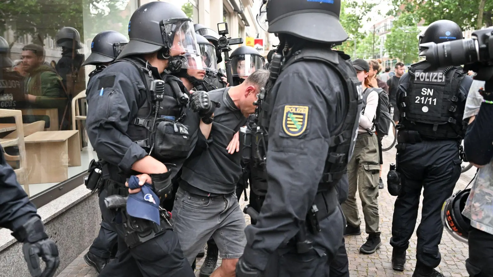 Polizisten halten einen Teilnehmer aus einer Demonstration in Leipzig fest. (Foto: Hendrik Schmidt/dpa)