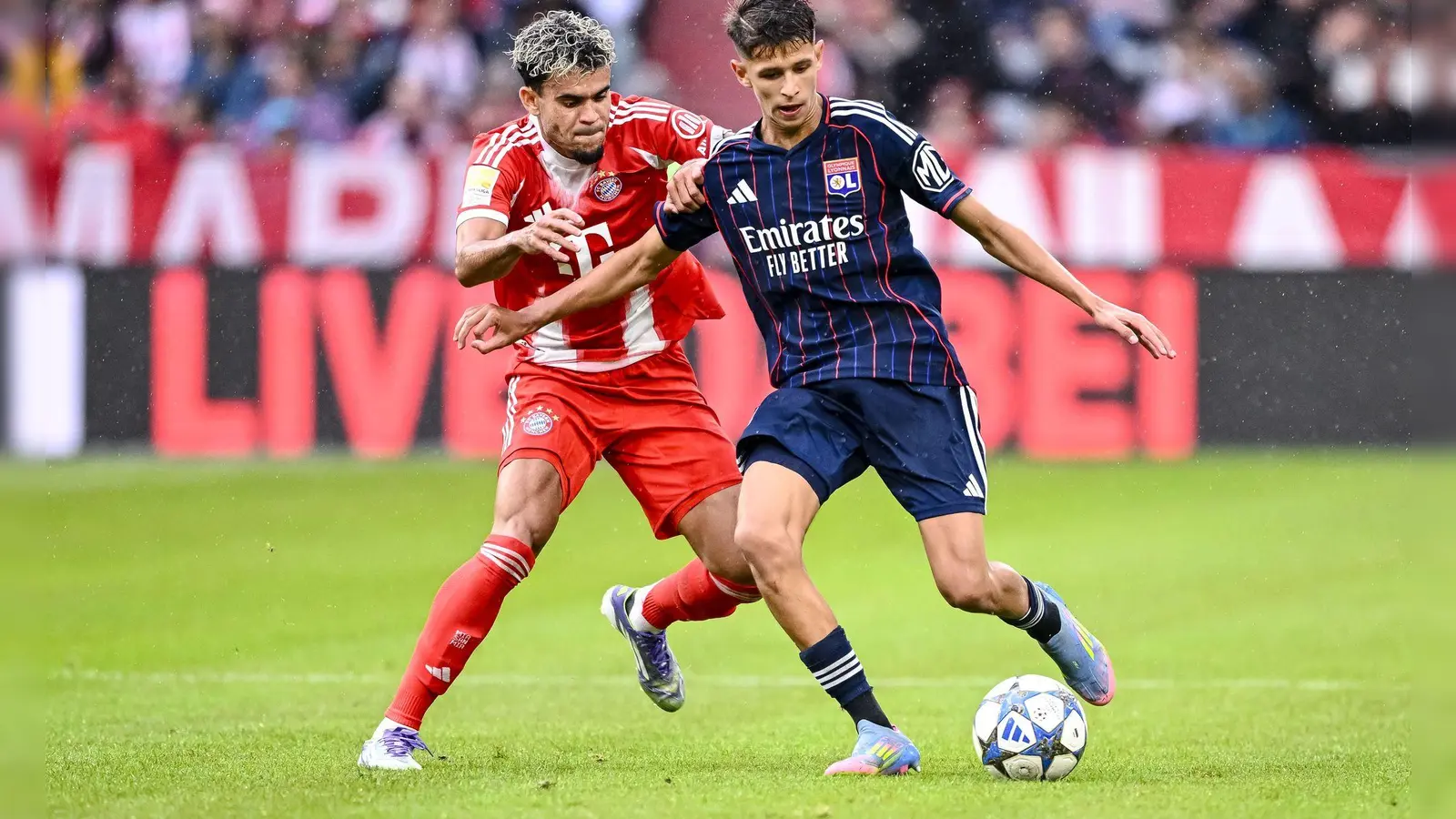 Neuzugang Luis Díaz (l) deutet im ersten Testspiel des FC Bayern seine Klasse an. (Foto: Harry Langer/dpa)