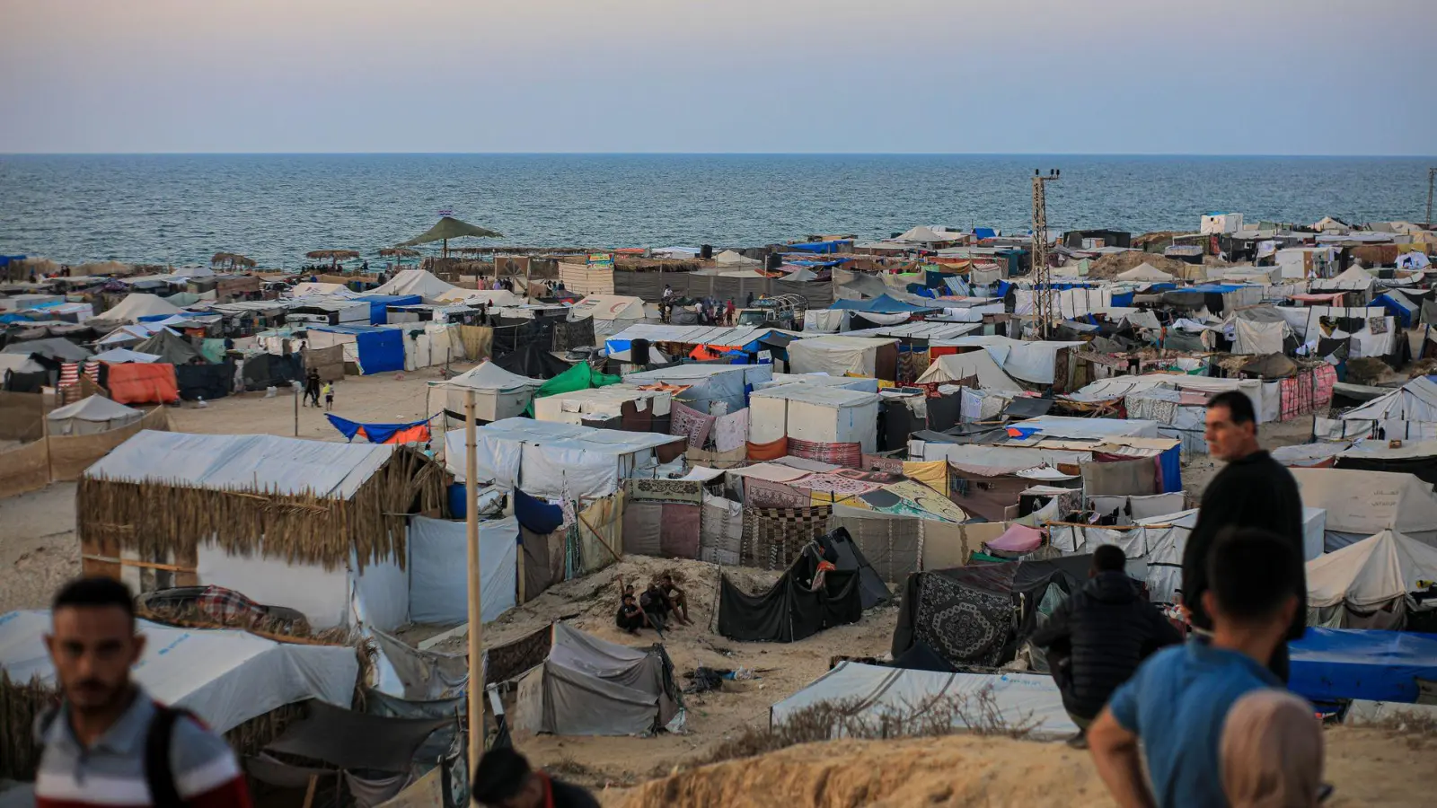 Israels Armee hat die jetzt schon überfüllte Zeltstadt Al-Mawasi zum Zufluchtsort für die Zivilisten der Stadt Gaza erklärt. (Archivbild)  (Foto: Rizek Abdeljawad/XinHua/dpa)