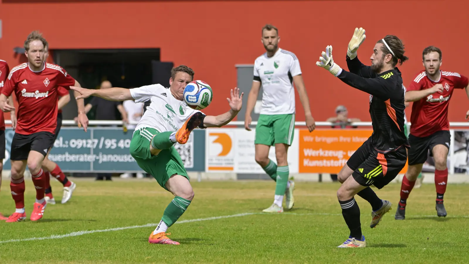 Nach dem im entscheidenden Relegationsspiel gegen Tuspo Nürnberg (Torwart Steve Reinwand) knapp verpassten Aufstieg nimmt der FC Heide Königshofen (Kai Fischer am Ball ) in der Kreisklasse 1 einen neuen Anlauf. (Foto: Martin Rügner)
