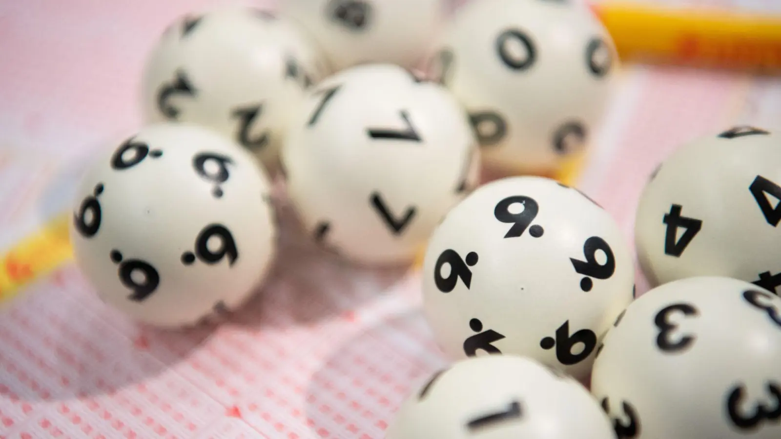 Den beiden Gewinnern oder Gewinnerinnen stehen exakt 4.066.812,20 Euro zu. (Symbolbild) (Foto: Tom Weller/dpa)