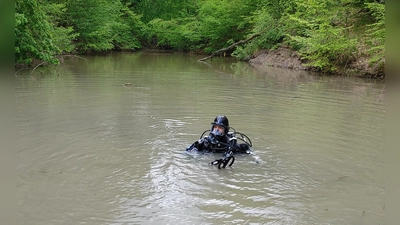 Mit Tauchern suchte die Polizei in einem Weiher am Fundort der Leiche nach einer Waffe. (Foto: Katrin Merklein)