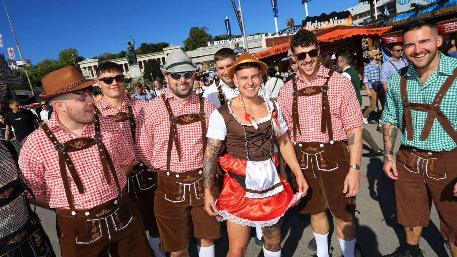 Eine Gruppe Touristen auf dem Oktoberfest. (Foto: Karl-Josef Hildenbrand/dpa)