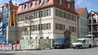 Das Alte Rathaus an Feuchtwangens Marktplatz: Mit einem Ansatz von 1,3 Millionen Euro ist die Sanierung des Gebäudes, die dieses Jahr abgeschlossen werden soll, einer der großen Posten im Vermögensteil des Haushalts 2026. (Foto: Jasmin Kiendl)