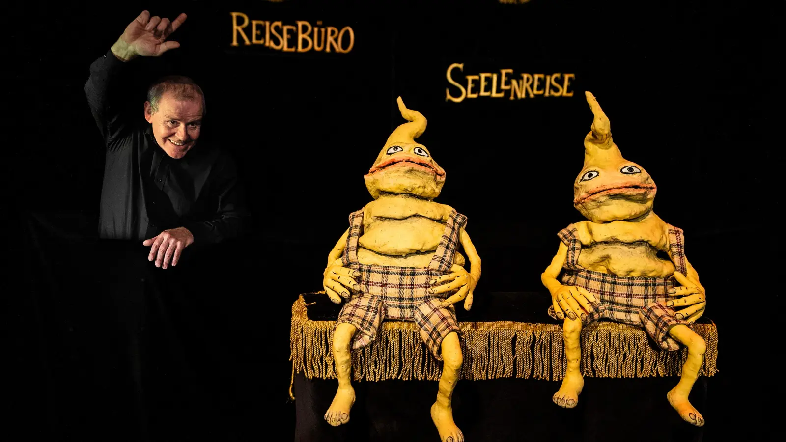 Der österreichische Puppenspieler Christoph Bochdansky lässt im Theater Ansbach nicht nur zwei seltsame Seelchen lebendig werden.  (Foto: Gregor Grikinic)