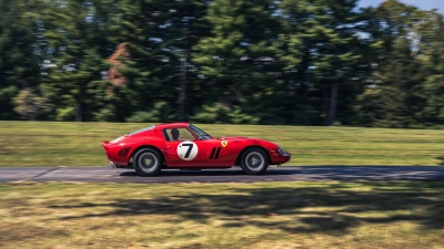 Ein 1962er Ferrari wurde beim Auktionshaus Sotheby&#39;s für mehr als 51,7 Millionen Dollar (etwa 48,3 Millionen Euro) versteigert. (Foto: Jeremy Cliff/Sotheby's/dpa)