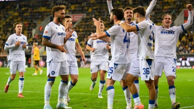 Lilian Egloff (Karlsruher SC, 5.v.l.) jubelt nach seinem Tor zum 1:2 mit seinen Mitspielern. (Foto: Robert Michael/dpa)