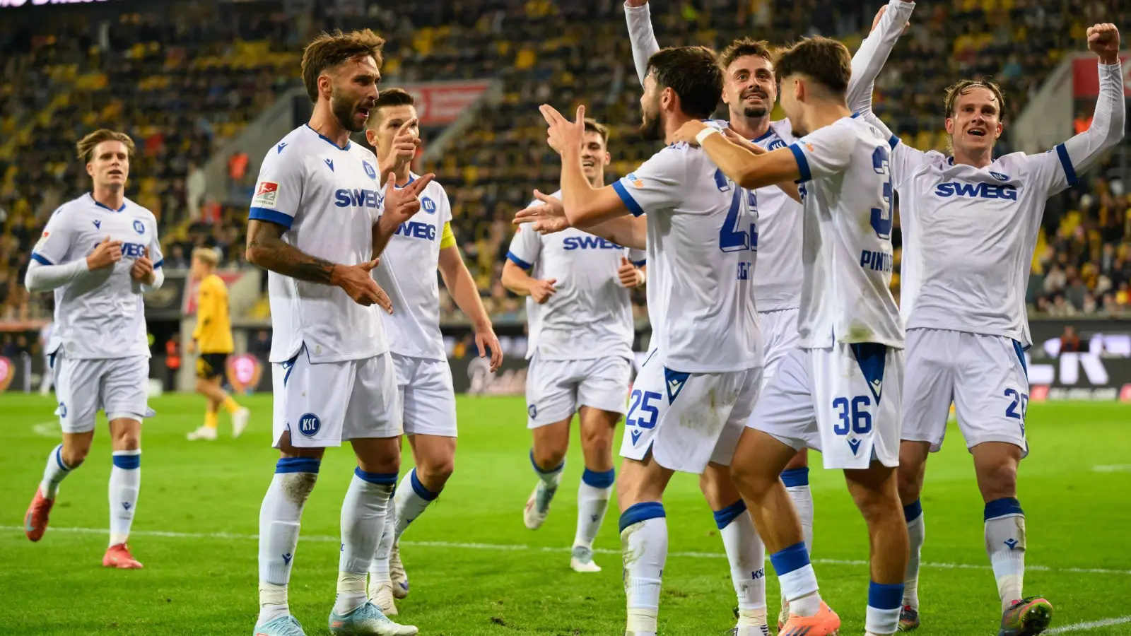 Lilian Egloff (Karlsruher SC, 5.v.l.) jubelt nach seinem Tor zum 1:2 mit seinen Mitspielern. (Foto: Robert Michael/dpa)