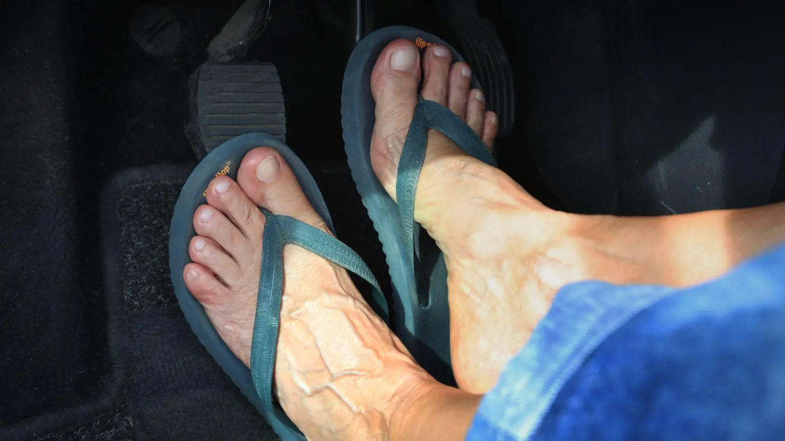 Sommer, Sonne, sicher? Flip-Flops am Steuer sind zwar erlaubt, aber riskant. (Foto: Karl-Josef Hildenbrand/dpa/dpa-tmn)