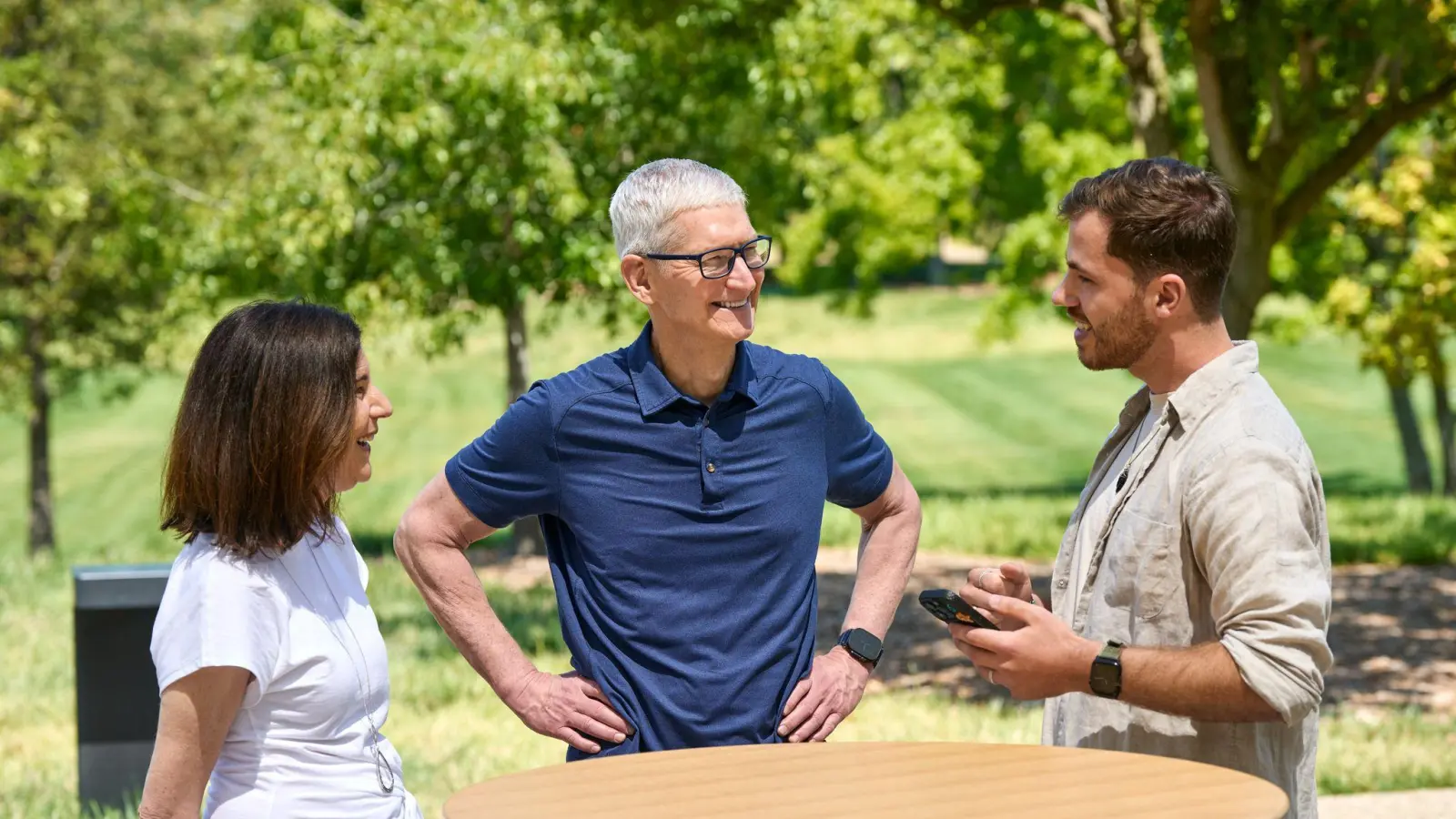 Ein Dresdner Student (r) gewinnt einen Entwickler-Wettbewerb von Apple für Studenten. (Foto: Apple/dpa)