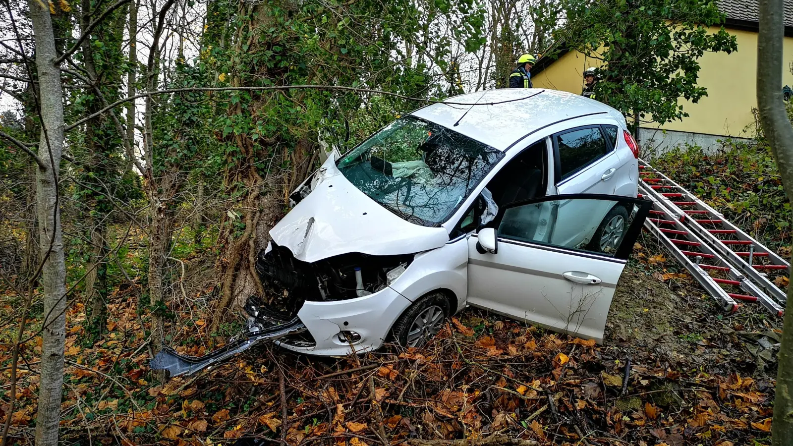 Das Auto bleib gut 50 Meter abseits der Staatsstraße an einem Baum hängen. (Foto: Jürgen Binder)