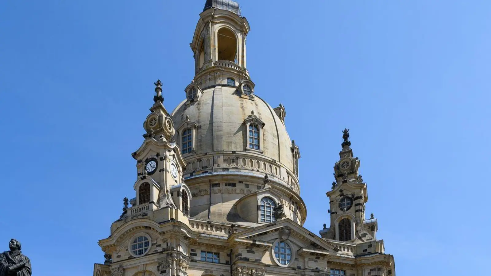 Die Frauenkirche und das Martin-Luther-Denkmal in Dresden. (Foto: Robert Michael/dpa)