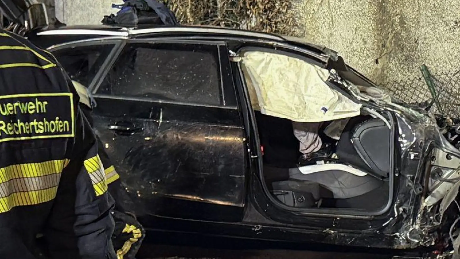 Das Auto hat sich nach Polizeiangaben mindestens einmal überschlagen. (Foto: Vifogra / Friedrich/Vifogra GmbH/dpa)