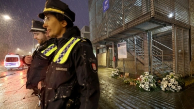 Polizeibeamte in Hamburg vor dem Gebäude der Zeugen Jehovas, wo ein Amokläufer erst sieben Menschen und dann sich selbst tötete. (Foto: Christian Charisius/dpa)