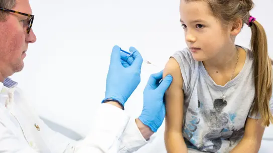Eine Impfung kann verhindern, dass eine Grippe schwer verläuft. Kinder mit bestimmten Erkrankungen profitieren darum von dem Piks. (Foto: Benjamin Nolte/dpa-tmn)