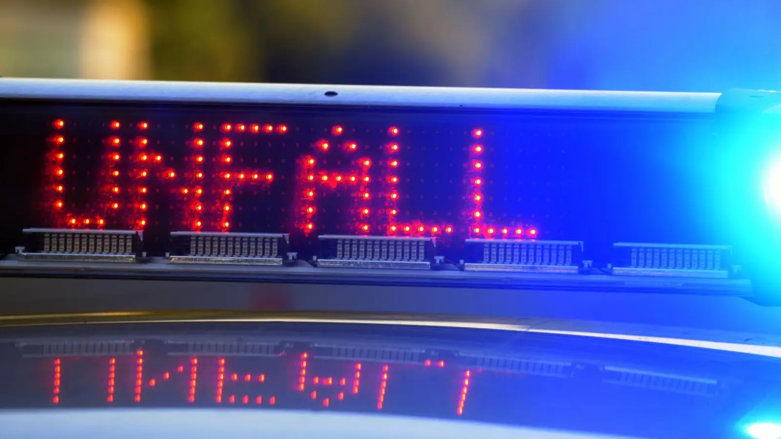 Eine Autofahrerin ist an einem Kreisverkehr in Neustadt auf das Fahrzeug einer 58-Jährigen aufgefahren. (Symbolbild: Stefan Puchner/dpa)