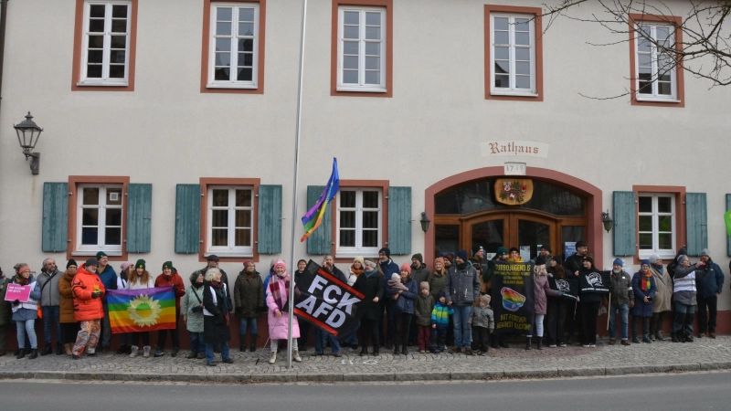 Das Obernzenner Rathaus wurde kürzlich symbolisch vor dem Einzug der AfD geschützt. Bei der Frage nach Gegendemonstrationen sind die übrigen Parteien aber geteilter Meinung.  (Archivbild: Yvonne Neckermann)