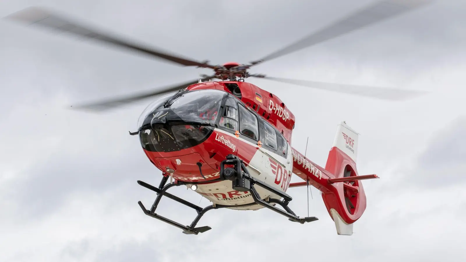 Ein Rettungshubschrauber brachte einen lebensgefährlich verletzten Mitfahrer in ein Krankenhaus. (Symbolbild) (Foto: Daniel Karmann/dpa)