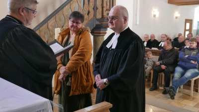 Bei der feierlichen Verabschiedung in der Kirche in Breitenau (von links): Dekanin Uta Lehner sowie Doris und Jürgen Rosen. (Foto: Roman Kocholl)