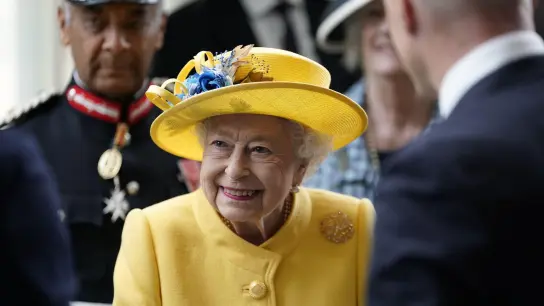 Die britische Königin Elizabeth II. besuchte den Bahnhof Paddington. (Foto: Andrew Matthews/PA Wire/dpa)