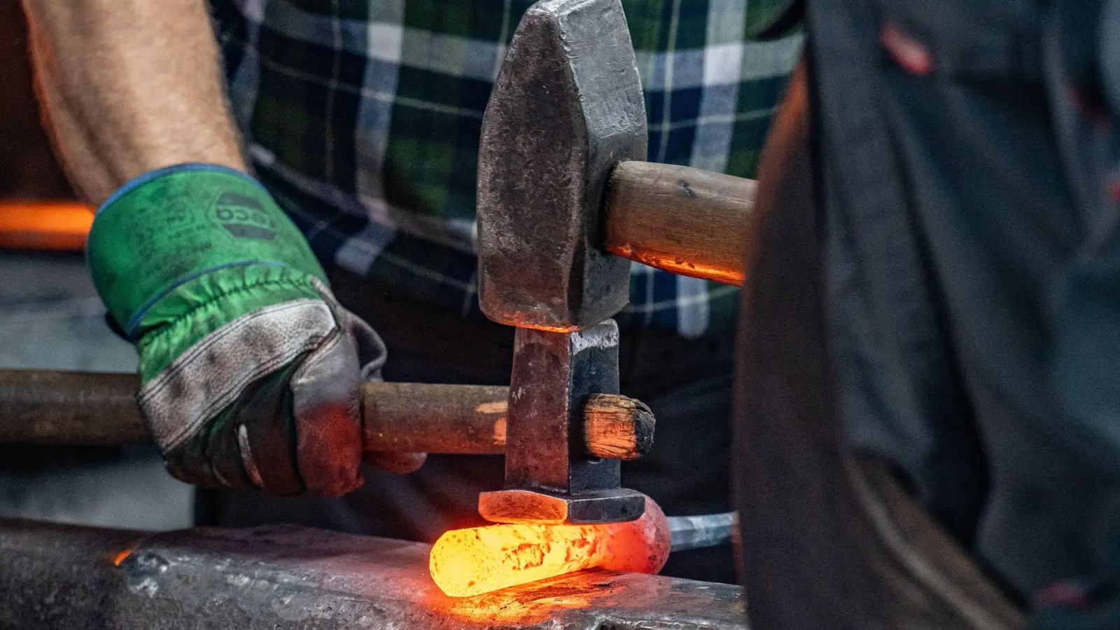 Männer arbeiten in Technik und Fertigung, Frauen in Gesundheits- und Sozialberufen: Der Arbeitsmarkt in Bayern zeigt deutliche Unterschiede nach Geschlechtern. (Symbolbild) (Foto: Armin Weigel/dpa)