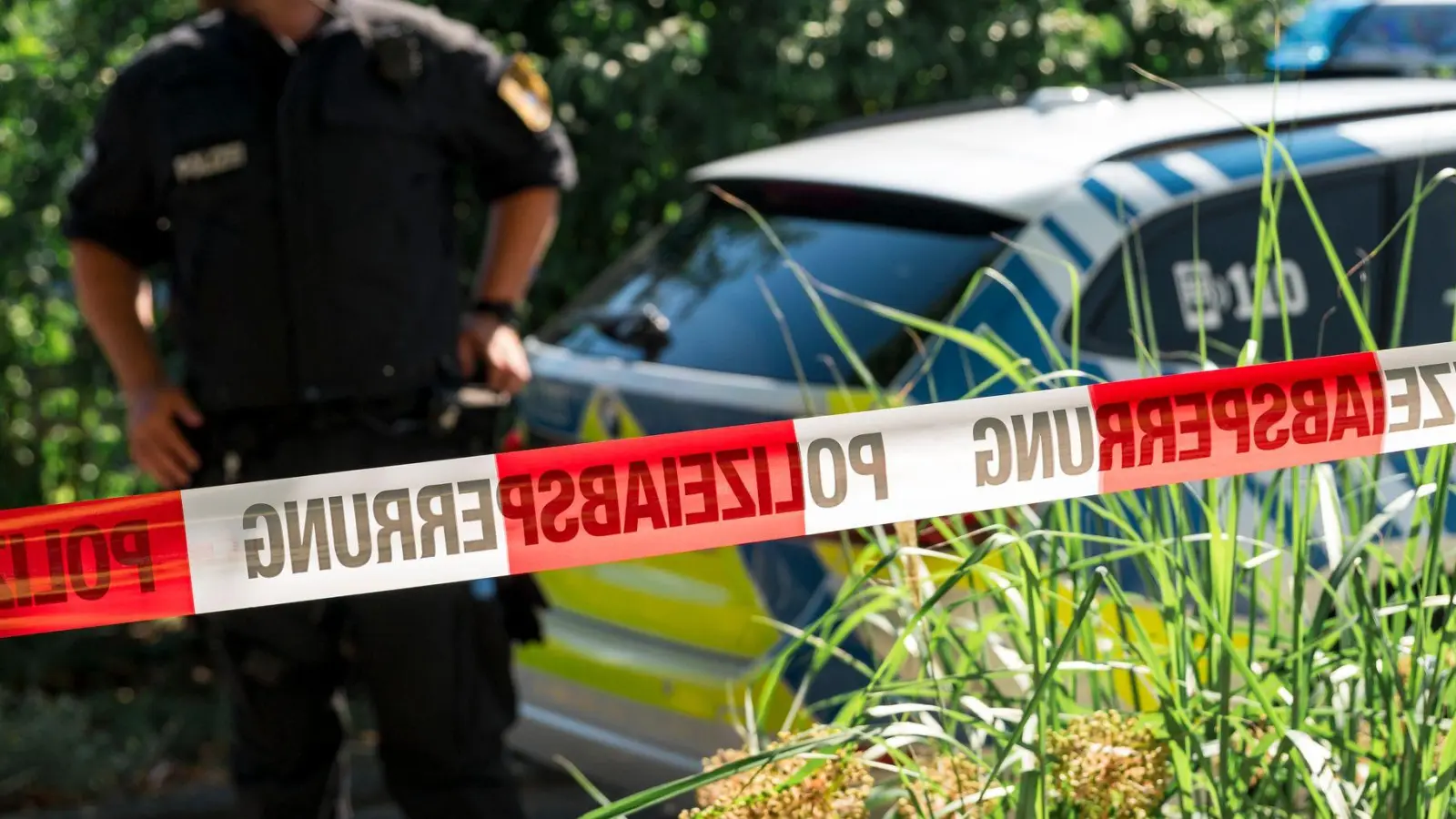 Aus einem Gartenteich in Rauschenberg wurde am Montag die Leiche einer Seniorin geborgen. Die Polizei geht von einem Unfall aus. (Symbolbild: Daniel Vogl/dpa)