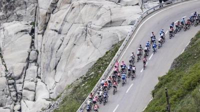 Bei der Tour de Suisse kam es zu einem Felssturz. Deshalb musste die Etappe verkürzt werden. (Foto: Gian Ehrenzeller/KEYSTONE/dpa)