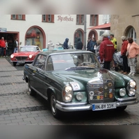 Der Regen hatte aufgehört: Ein wunderschöner Mercedes beim Passieren des Stadthauses. Dahinter folgt ein Fiat-Cabriolet. (Foto: Winfried Vennemann)