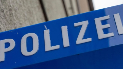 Die Polizei ermittelt und nimmt Hinweise von Zeugen entgegen. (Archivbild) (Foto: Peter Kneffel/dpa)