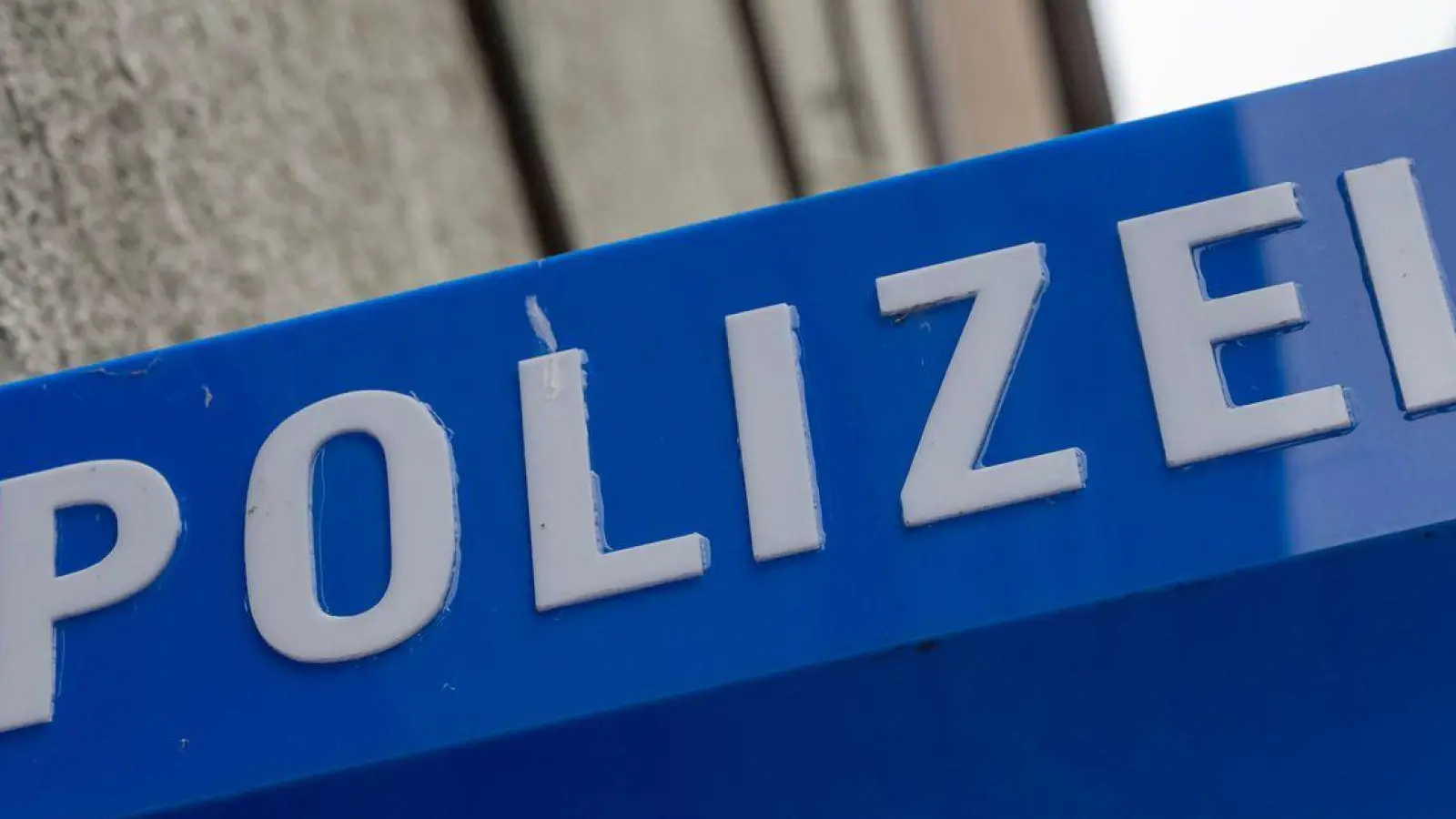 Die Polizei ermittelt und nimmt Hinweise von Zeugen entgegen. (Archivbild) (Foto: Peter Kneffel/dpa)