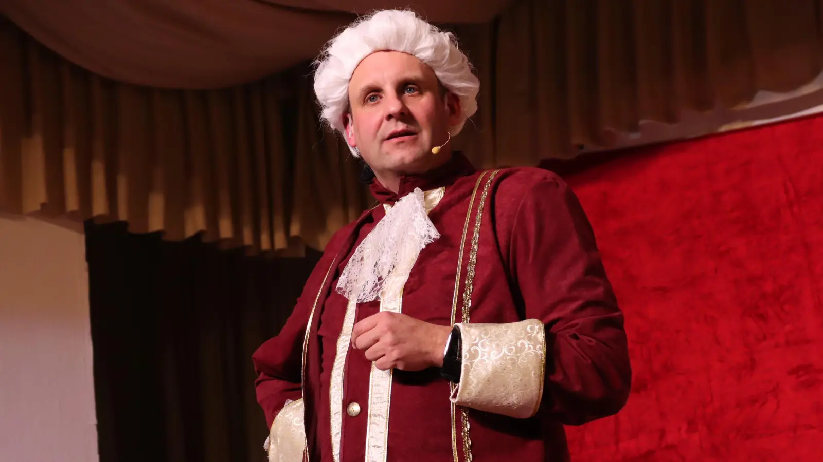 Fastenprediger Christoph Maul hat als Schloss-Erbauer Fürst Philipp-Ernst das Publikum in der Albert-Zietz-Halle fest im Griff.  (Foto: Gudrun Bayer)