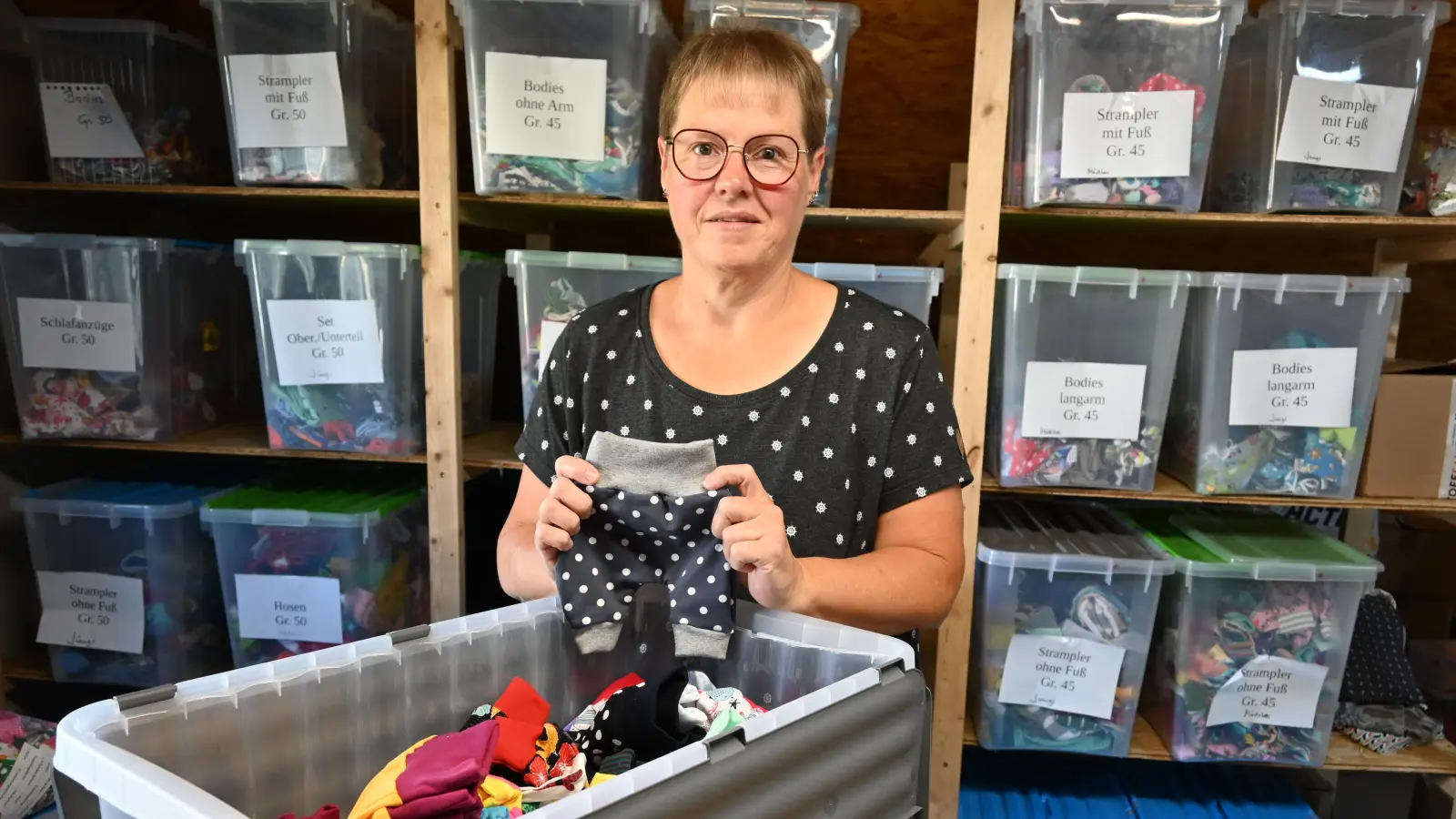 Tanja Rechter ist stellvertretende Vorsitzende bei „Gemeinsam für Sternenkinder und Frühchen in Franken” und lagert die vom Verein genähten Klamotten auf ihrem Dachboden. (Foto: Anna Beigel)