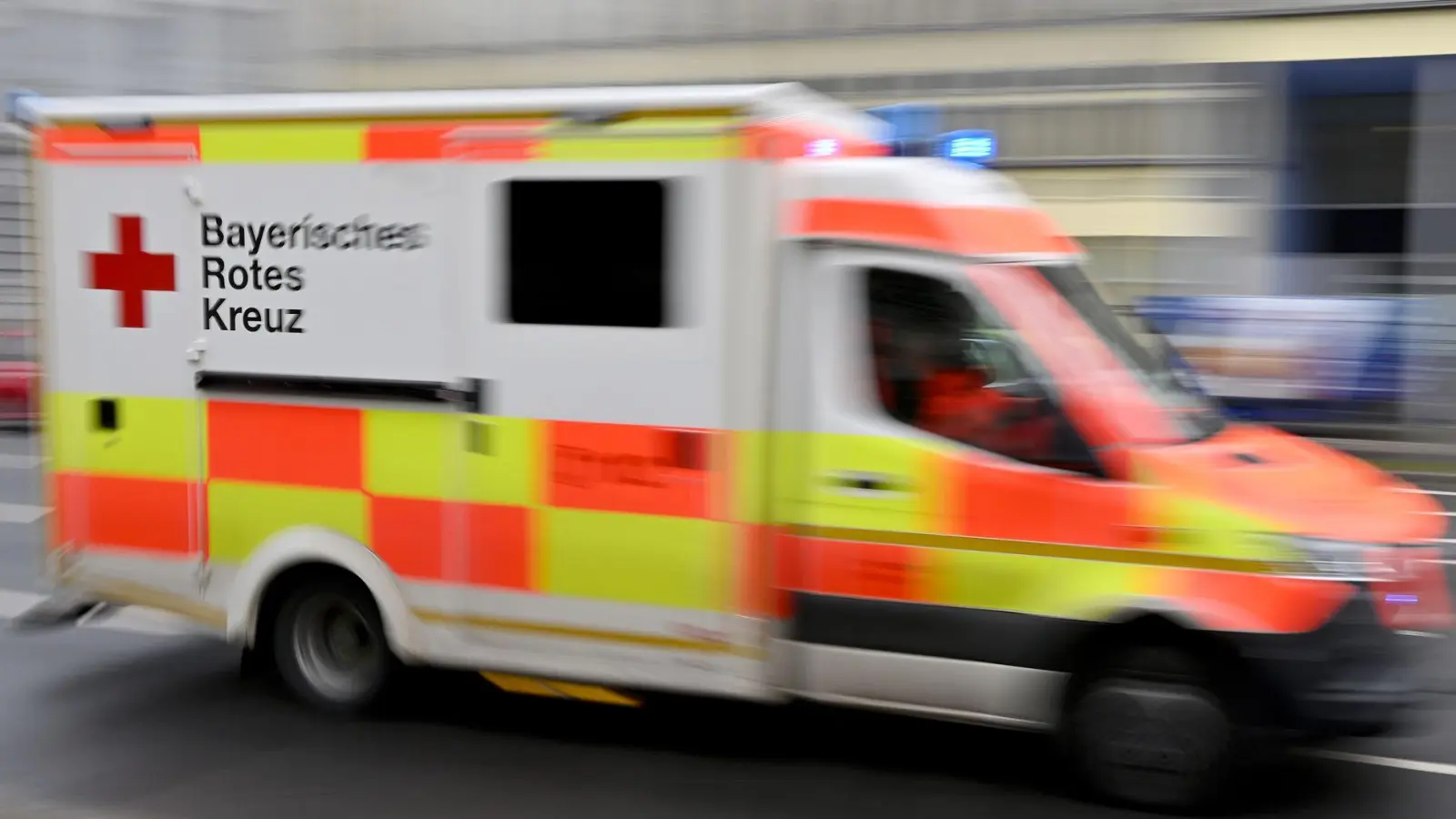 Alle Acht Verletzten wurden nach dem Unfall in umliegende Krankenhäuser gebracht. (Symbolbild) (Foto: Peter Kneffel/dpa)