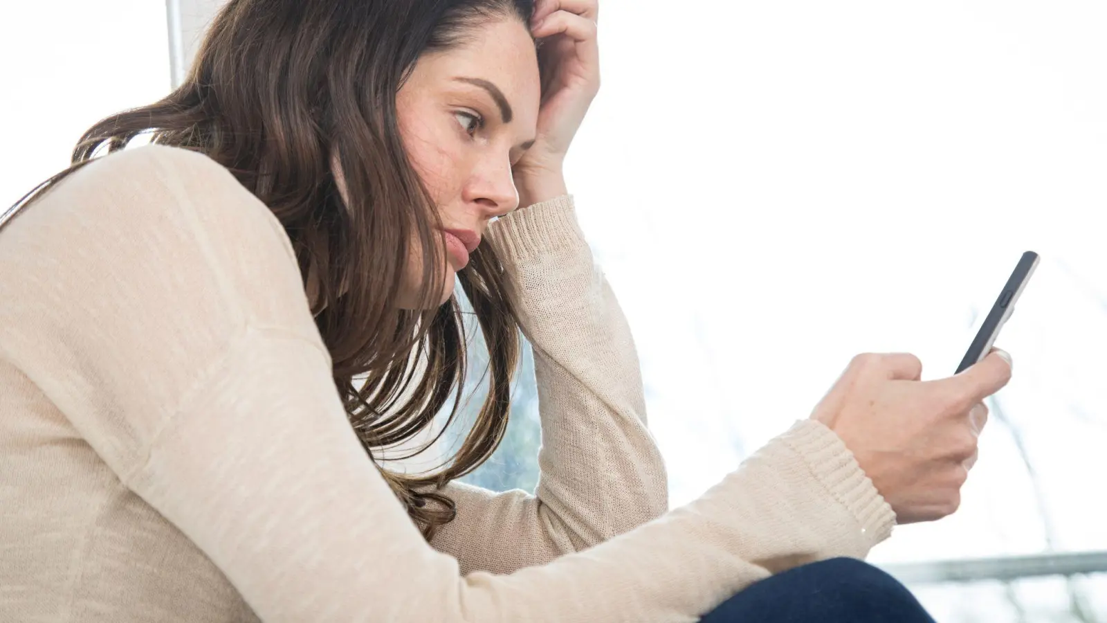 Besonders bei jüngeren Leuten zwischen 18 und 39 Jahren kommt es zum Streit am Handy: 84 Prozent von ihnen kennen „Fexting“ aus eigener Erfahrung. (Foto: Christin Klose/dpa-tmn)