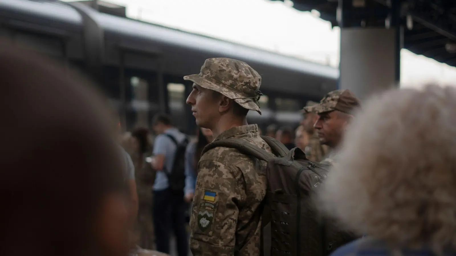 Ein ukrainischer Soldat wartet am Bahnhof in Kiew auf einen Zug in Richtung der Frontgebiete. (Foto: Hanna Arhirova/AP)