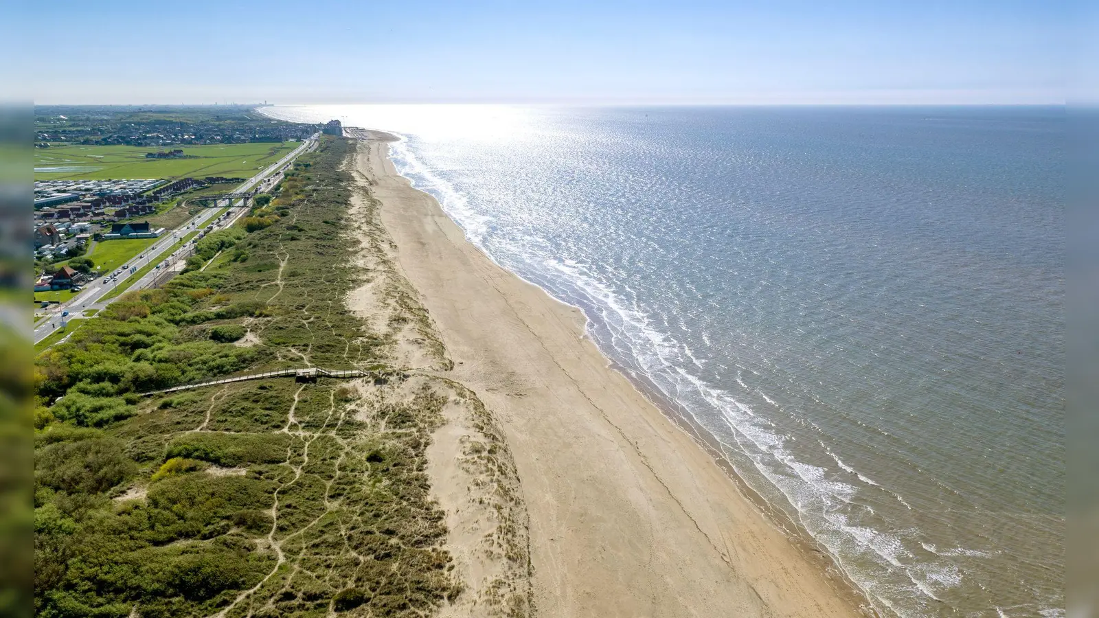 Schienen am Strand: Auf 67 Kilometern fährt die Kusttram fast die ganze belgische Küste entlang. (Foto: Visit Flanders/dpa-tmn)