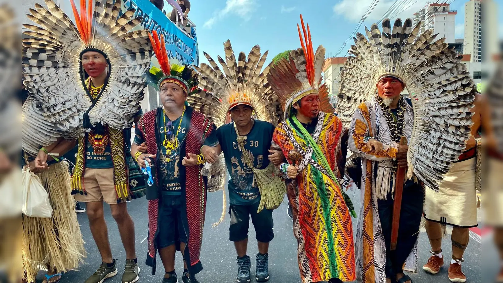 Tausende Indigene und internationale Klimaschützer zogen durchs Zentrum der Millionenstadt Belém. (Foto: Torsten Holtz/dpa)