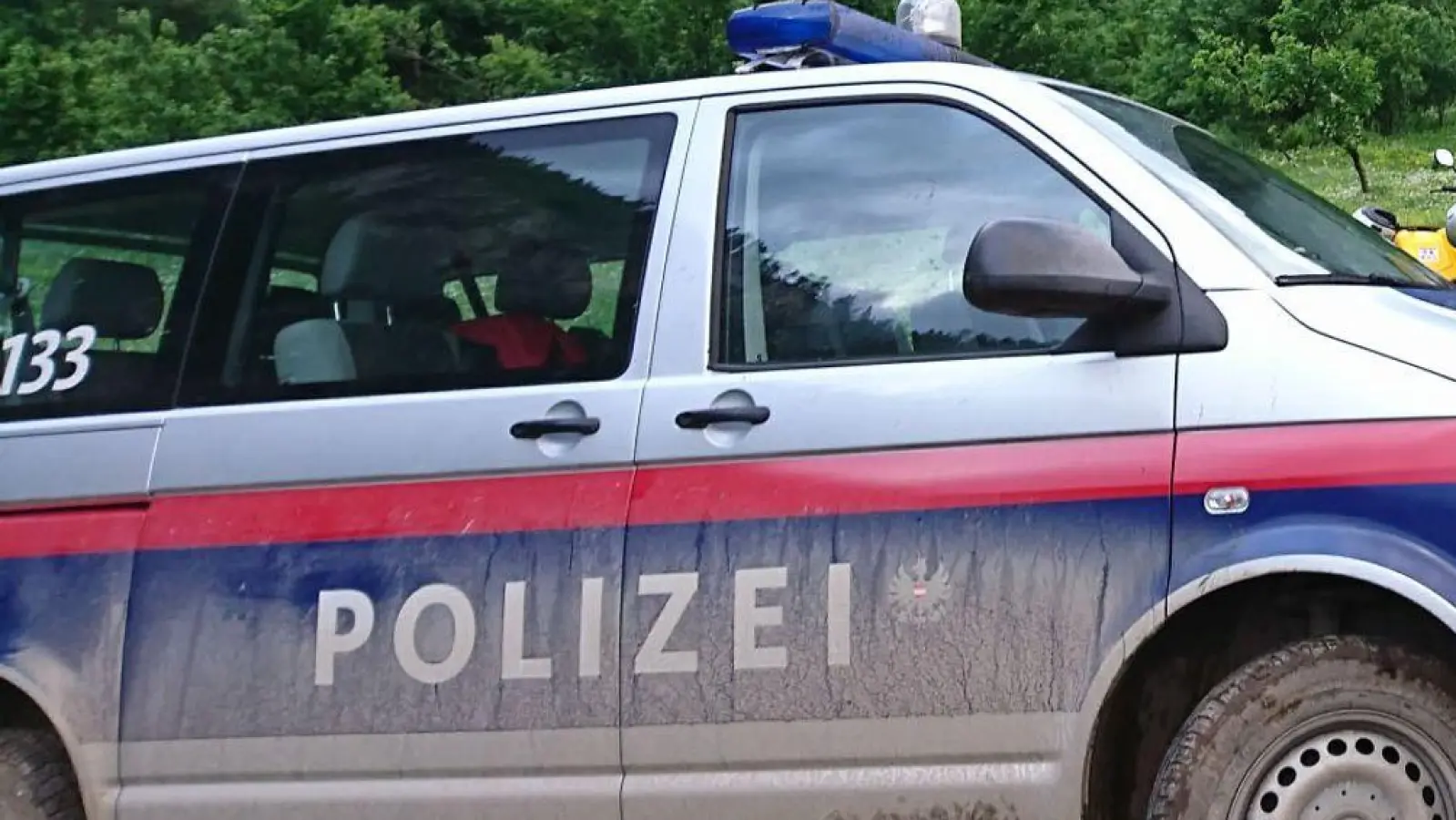 Rund 80 Meter ist ein Wanderer aus Bayern in den österreichischen Alpen abgestürzt - mit tödlichen Folgen. (Symbolbild) (Foto: Roland Theny/Filmteam-Austria/apa/dpa)