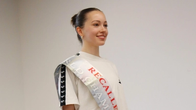 Auf den Zehenspitzen findet bei Irish Dance viel statt: Das ist anstrengend und verlangt viel Training. Marie Twer verbringt deshalb Woche für Woche viele Stunden in Sporthallen. (Foto: Antonia Müller)