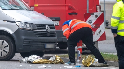 Polizisten sicherten Spuren am Ort des Geschehens. (Foto: Peter Kneffel/dpa)