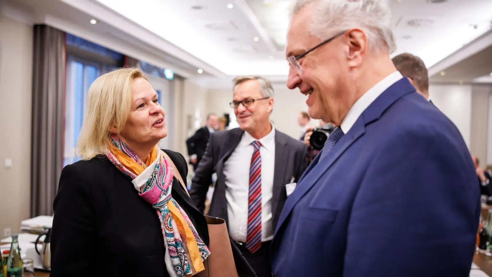 Bundesinnenministerin Nancy Faeser (l) und Bayerns Innenminister Joachim Herrmann begrüßen sich. (Foto: Matthias Balk/dpa)