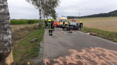 Bei einem Verkehrsunfall zwischen Baudenbach und Stübach krachte ein Fahrzeug frontal gegen einen Baum. (Foto: Feuerwehr Diespeck)