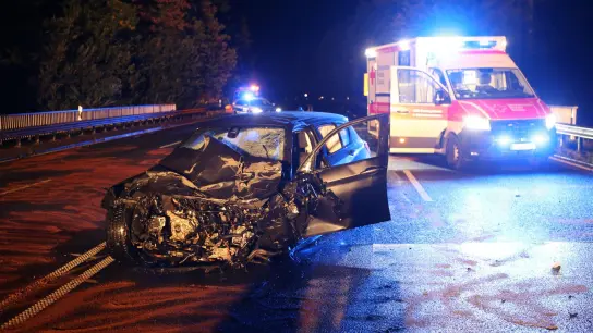 Bei einem Zusammenstoß von zwei Autos auf der B27 bei Ebergötzen (Landkreis Göttingen) sind zwei Menschen ums Leben gekommen. (Foto: Stefan Rampfel/dpa)