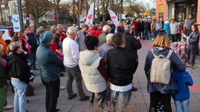 Rund 70 Personen sind zur Kundgebung am Freitagnachmittag an der Passage in Neuendettelsau gekommen. (Foto: Antonia Müller)