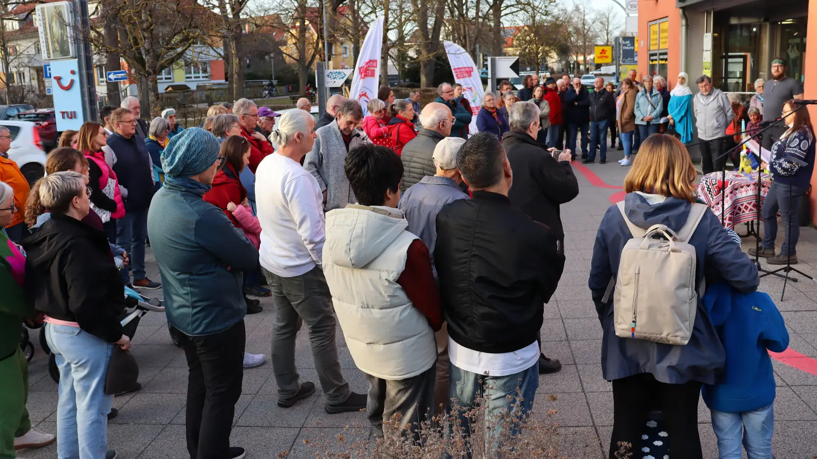 Rund 70 Personen sind zur Kundgebung am Freitagnachmittag an der Passage in Neuendettelsau gekommen. (Foto: Antonia Müller)